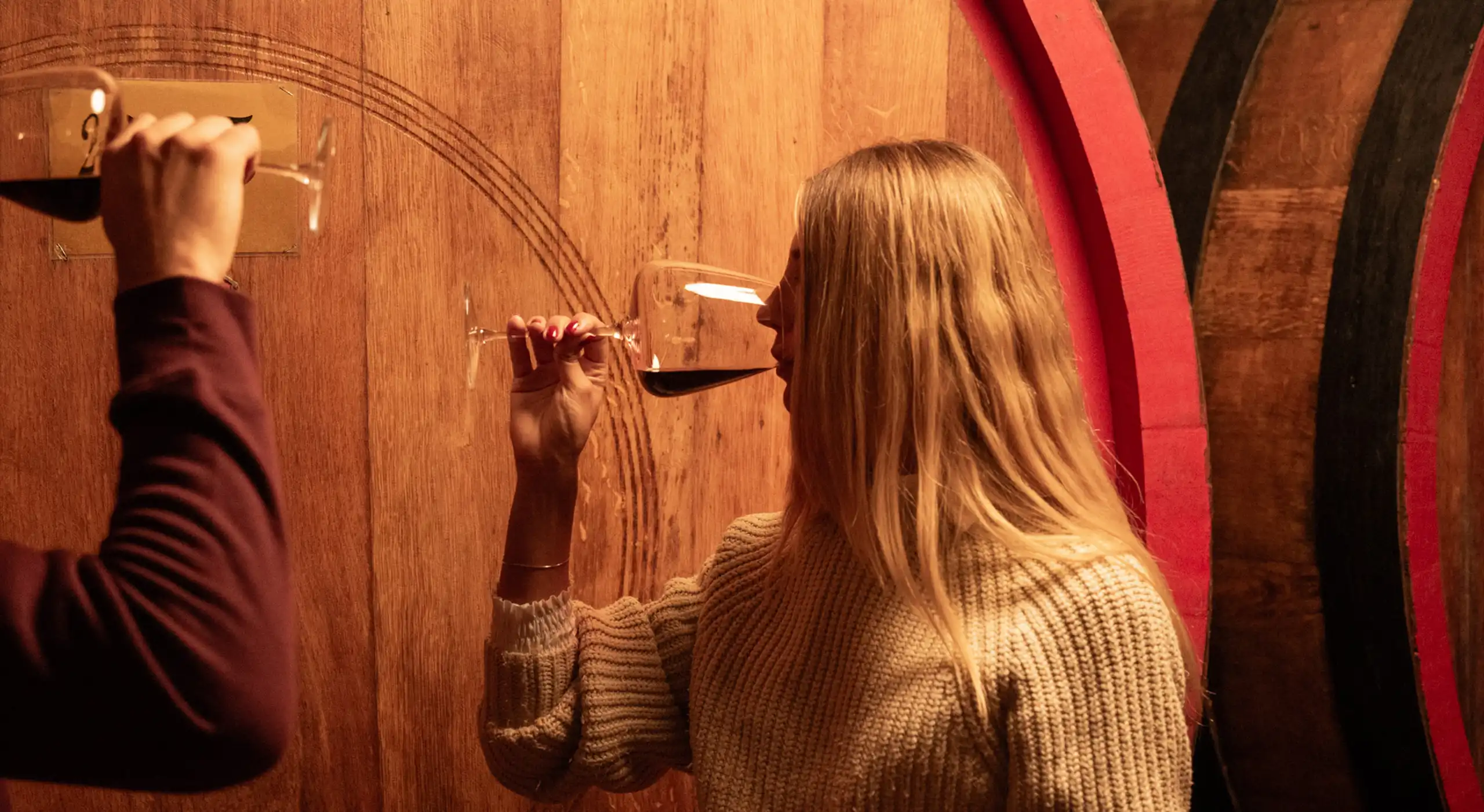 Assaggio vino in bottaia interrata